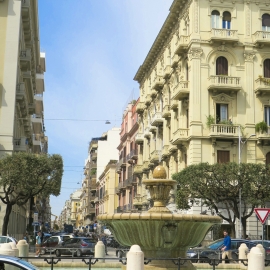 Bari je všechno jen ne klidné město. V nové části města je velký ruch z aut a na ulicích tisíce lidí.