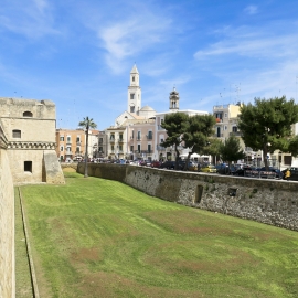 Výhled z mostu u městského hradu v Bari.