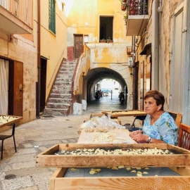 Bari je známé a typické tím, že ženy přímo na ulici vyrábí tzv. ORECHIETTE (