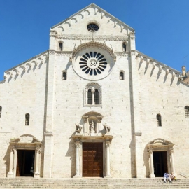 V Bari najdete katedrálu a několik kostelů. Vnitřek je vždy originální a krásný.