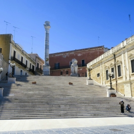 Vergiliovy schody (schodiště Scalinata Virgiliana), tedy konec Via Apia vedoucí z Říma.