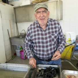 Pán se jmenuje Giovanne a podle toho co říkali ostatní rybáři už dělá tuto práci přes 50 let!