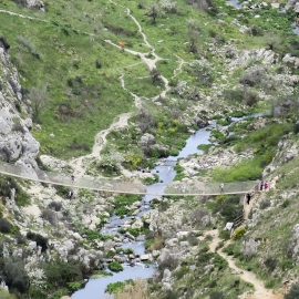 Most přes roklinu pod skalní částí městečka Matera.