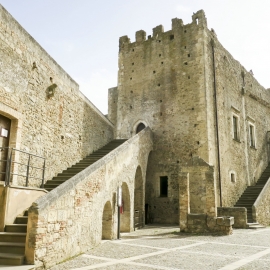 Město Miglionico - místo s příjemnou atmosférou, krásnými výhledy a hradem.