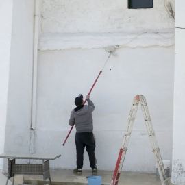 V Ostuni v jednu chvíli minimálně 1 člověk natírá zdi. Viděl jsem to i na různých videích z Ostuni. Prostě bílé město musí být bílé!